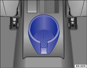 Abb. 93 Offener Getränkehalter in der Mittelkonsole hinten.
