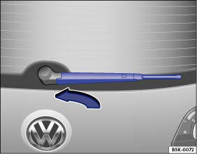 Abb. 16 Scheibenwischerarm von der Heckscheibe abklappen.