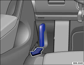 Abb. 7 Ausschnitt vom Fußraum auf der Fahrerseite: Motorraumklappe